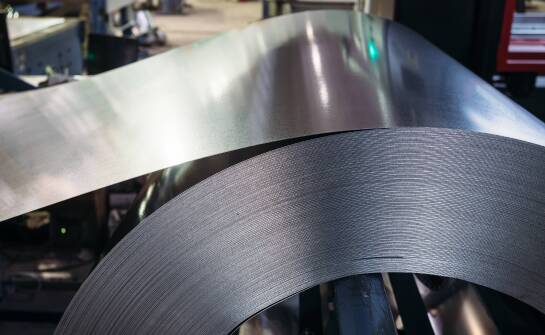 Jak właściwości blach aluminiowych wpływają na stabilność produkcji seryjnej w motoryzacji i AGD