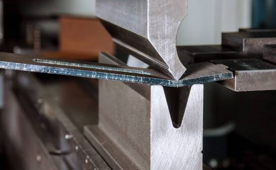 Jak właściwości stopów aluminium wpływają na cięcie i gięcie elementów produkowanych seryjnie