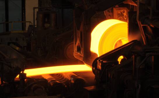Jak właściwości stali gorącowalcowanej i aluminium wpływają na obróbkę seryjną