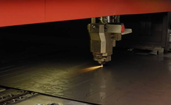 Dlaczego aluminium 5754 i 1050 inaczej znosi cięcie wzdłużne i laserowe w produkcji seryjnej