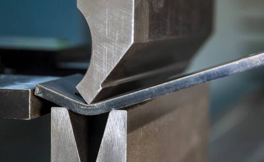 Jak cięcie i gięcie zmieniają zachowanie blach aluminiowych w produkcji seryjnej