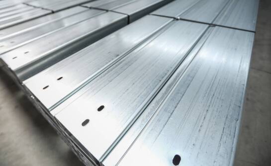 Jak obróbka blachy ocynkowanej zmienia surowy materiał w półwyrób dla produkcji seryjnej
