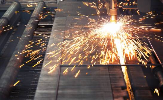 Jak centrum serwisowe przetwarza stal i aluminium na taśmy oraz formatki dla produkcji seryjnej