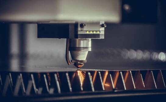 Jak właściwości stopów aluminium wpływają na cięcie laserowe i dalsze formowanie w produkcji seryjnej