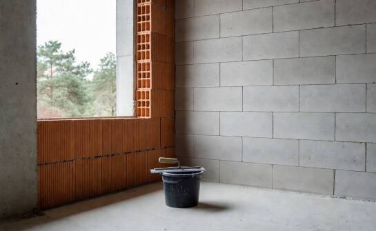 Parametry betonu komórkowego i pustaków ceramicznych a tempo oraz organizacja murowania ścian nośnych i działowych