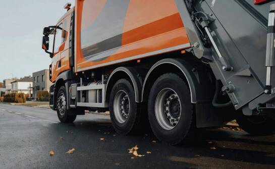 Dlaczego obsługa rozległych tras podmiejskich wymaga śmieciarek w klasie 20 ton — parametry decydujące o wydajności