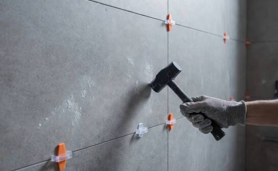 Pękające fugi i głuche stuki pod płytkami — mechanizmy powstawania uszkodzeń okładzin ceramicznych