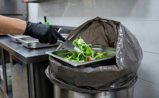 Grubość, surowiec i przeznaczenie — od czego zależy wytrzymałość worków na odpady w zapleczu gastronomicznym
