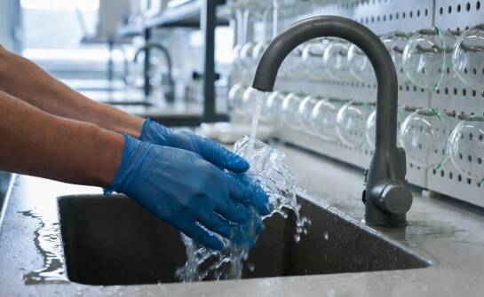 Jak materiały i konstrukcja wpływają na trwałość oraz ergonomię strefy mycia w laboratoriach chemicznych i badawczych