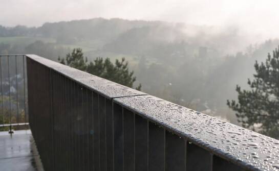 Jakie materiały balustrad sprawdzają się w wilgotnym i mroźnym klimacie Podkarpacia