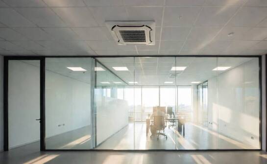 Jak układ biura wpływa na działanie klimatyzacji i wybór systemu