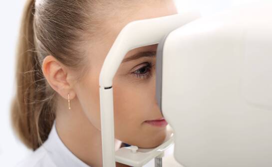 Kiedy objawy wzroku kierują do optometrysty, a kiedy potrzebna jest konsultacja okulistyczna