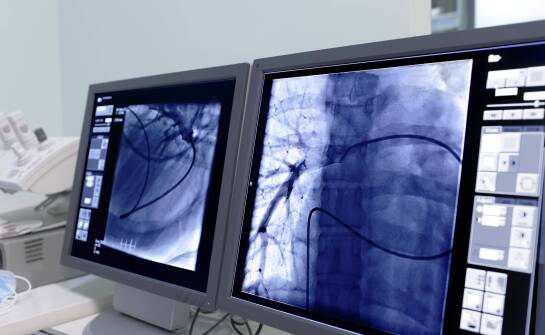 Podział obowiązków między placówką medyczną a zewnętrznym diagnostą w codziennym procesie oceny obrazów