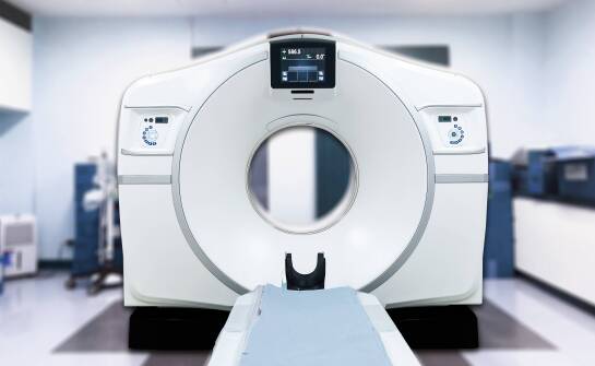 Dlaczego sam obraz to za mało — rola kontekstu klinicznego w zdalnej ocenie tomografii komputerowej