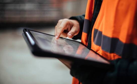 Cyfrowy obieg zgłoszeń BHP w produkcji — od incydentu do decyzji