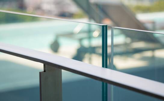 Od czego naprawdę zależy wycena szklanej balustrady francuskiej w domu lub mieszkaniu
