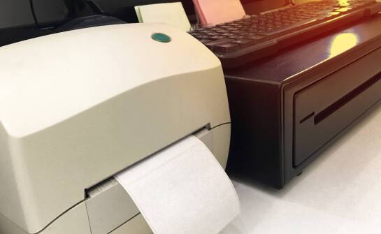 Jak drukarka z fiskalizacją online porządkuje obieg sprzedaży w systemie ERP