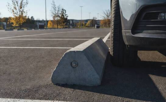 Waga, profil i metody kotwienia — co decyduje o stabilności zapór na parkingach publicznych