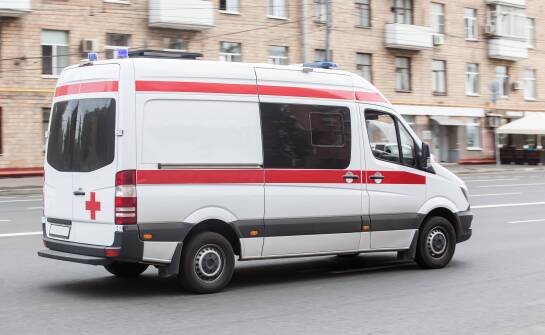 Kiedy placówka może uruchomić transport ambulansem w ramach NFZ i jakie dane muszą to uzasadniać