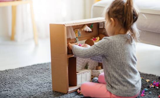 Jak miniaturowe wyposażenie z drewna pomaga kilkulatkom zrozumieć codzienne obowiązki domowe