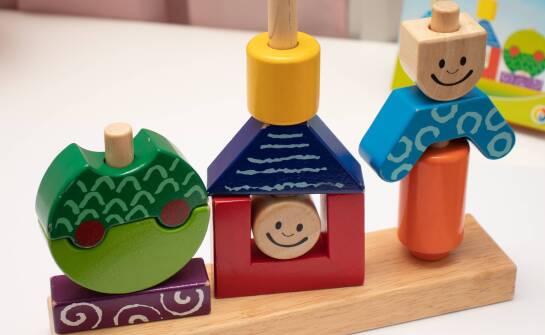 Jak twardość drewna i rodzaj tkaniny ułatwiają dbanie o higienę zabawek pościelowych w pokoju malucha