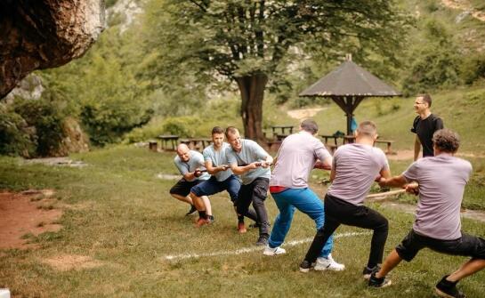 Jak połączyć rodzinny piknik firmowy z turniejem sportowym bez przeciążenia programu