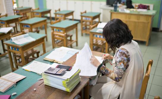 Biurko dla nauczyciela w placówce oświatowej: ergonomia, bezpieczeństwo i odporność na codzienną eksploatację