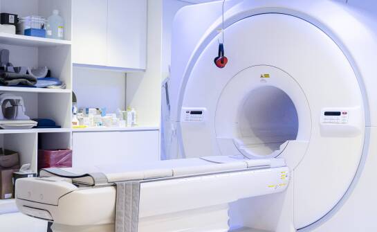 Jak objętość danych DICOM i rodzaj sekwencji wpływają na proces interpretacji rezonansu magnetycznego w modelu teleradiologicznym