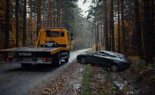 Logistyka ratownictwa drogowego — jak infrastruktura trasy i rodzaj pobocza determinują wybór lawety