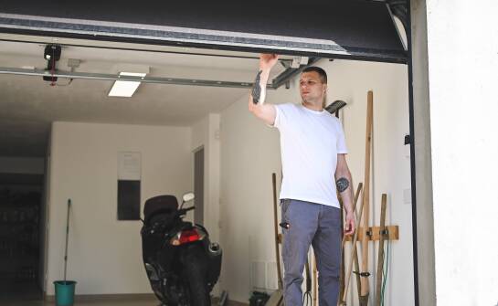 Dlaczego podłoże pod boks na motocykl decyduje o trwałości, szczelności i pracy bramy