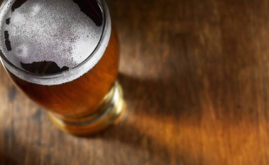 Zasady podawania tradycyjnych lambików z wiśniami — dobór szk ła, właściwej temperatury i odpowiedniego menu