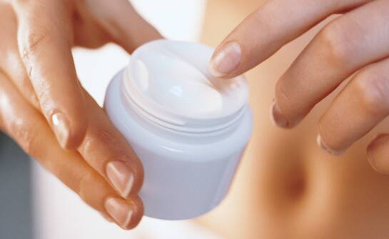 Jak codzienna rutyna z lekkimi kremami i serum przygotowuje skórę na aplikację perfum