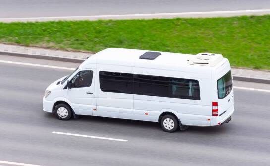 Czy jeden duży bus, czy dwa mniejsze — jak policzyć przejazd większej grupy bez pustych kilometrów