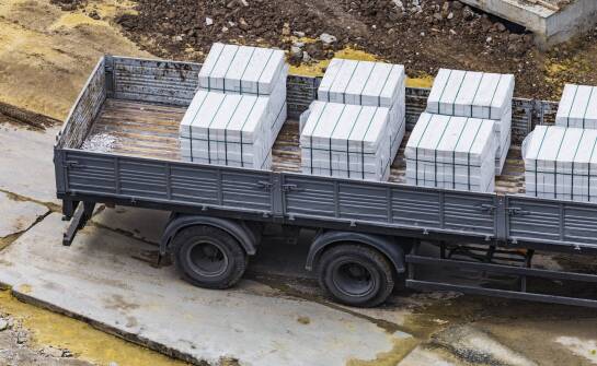 Kiedy transport z rozładunkiem HDS rozwiązuje problem materiałów na ciasnej budowie