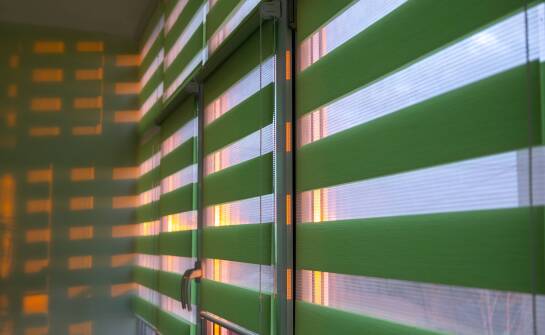 Melanż w tkaninach osłon okiennych — subtelne tło dla spokojnych wnętrz i codziennego światła