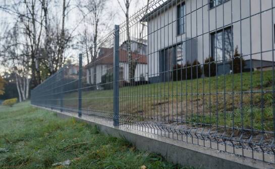 Grubość drutu, rozmiar oczka i powłoka — co decyduje o wieloletniej trwałości elastycznego ogrodzenia posesji