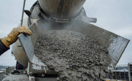 Zmiany reologiczne i chemiczne w mieszance — co dzieje się w bębnie podczas transportu betonu
