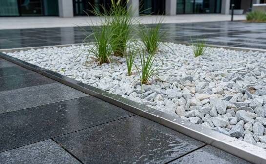 Integracja materiałowa w architekturze krajobrazu — techniki łączenia luźnych frakcji skalnych z masywnym brukiem i płytami