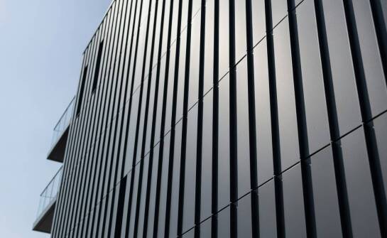 Ochrona przed UV i rozszerzalnością cieplną — jak powłoka polimerowa stabilizuje przestrzenne profile na nasłonecznionej fasadzie