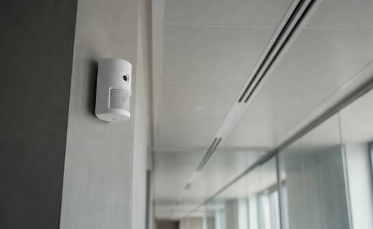 Jak połączenie technologii podczerwieni i mikrofal pozwala opanować problem fałszywych alarmów w zmiennym środowisku