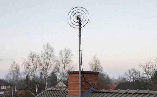 Zakłócenia odbioru radia w domu — dlaczego instalacja anteny na zewnątrz budynku rozwiązuje problem sygnału FM i DAB+