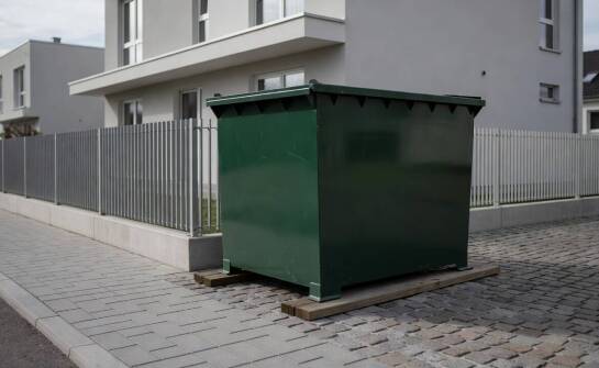 Zajęcie pasa drogowego a własna posesja — uwarunkowania prawne i przestrzenne przy ustawianiu pojemnika na odpady