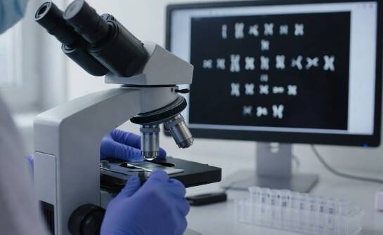 Jak przebiega refundowana analiza chromosomów — zakres oceny i ograniczenia standardowej diagnostyki cytogenetycznej
