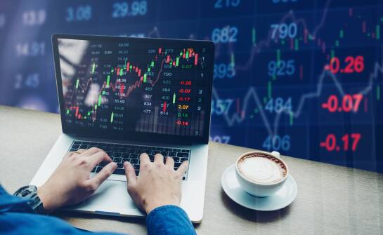 Dlaczego układ modułów i ćwiczeń w kursie VOD decyduje o gotowości do pracy w prop tradingu