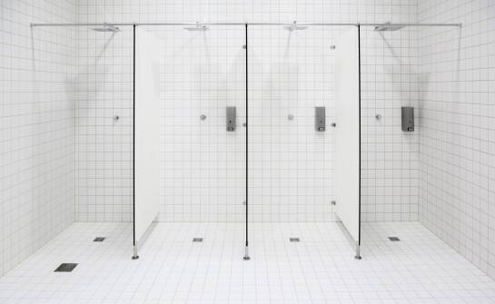 Dlaczego osad wapienny w prysznicach pracowniczych wymaga stałego planu czyszczenia