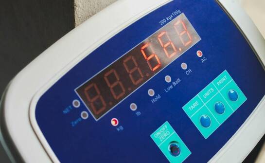 Co skraca żywotność wagi elektronicznej sklepowej?