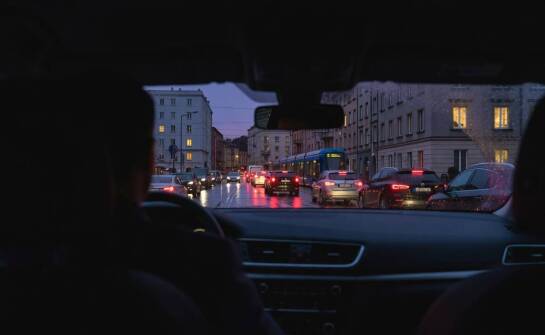 Dlaczego kierowcy w dużych miastach płacą inną stawkę za polisę komunikacyjną w porównaniu do mniejszych miejscowości