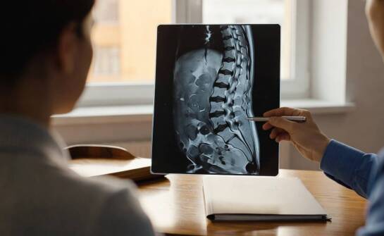 Ból ostry a przewlekły — dlaczego przedłużające się dolegliwości wymagają wielokierunkowej diagnostyki specjalistycznej