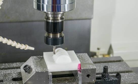 Co decyduje o jakości frezowania CNC płyt PCV w standach i zabudowach technicznych