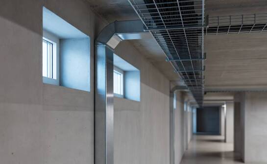 Dobór stalowych kanałów naściennych do modernizacji instalacji elektrycznych w obiektach komercyjnych